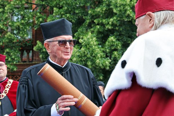 Uroczysty Senat UMK na Rynku Staromiejskim (24.06.25) [fot. Andrzej Romański] Kliknij, aby powiększyć zdjęcie