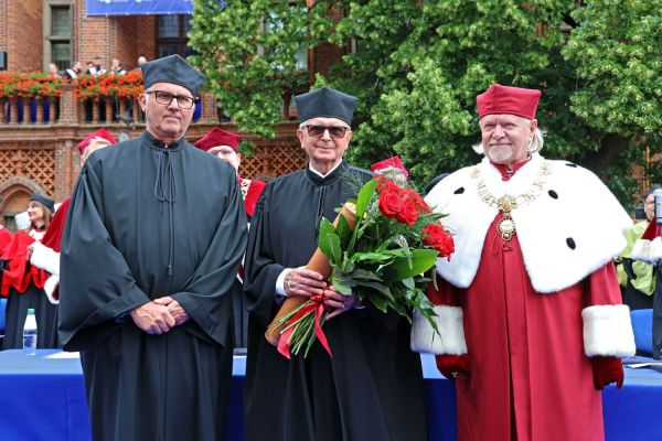 Uroczysty Senat UMK na Rynku Staromiejskim (24.06.25) [fot. Andrzej Romański] Kliknij, aby powiększyć zdjęcie