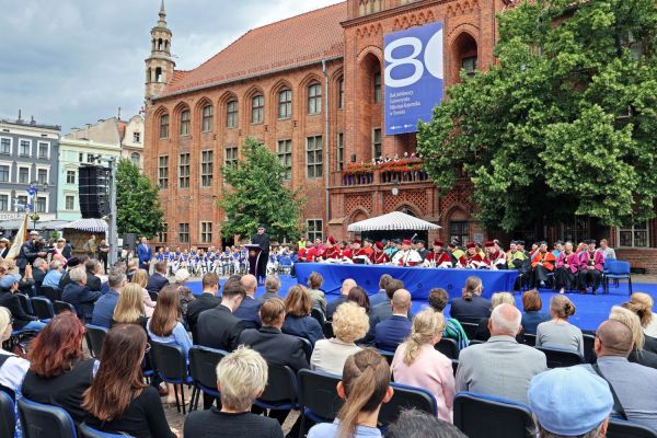 Uroczysty Senat UMK na Rynku Staromiejskim (24.06.25) [fot. Andrzej Romański] Kliknij, aby powiększyć zdjęcie