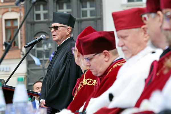Uroczysty Senat UMK na Rynku Staromiejskim (24.06.25) [fot. Andrzej Romański] Kliknij, aby powiększyć zdjęcie