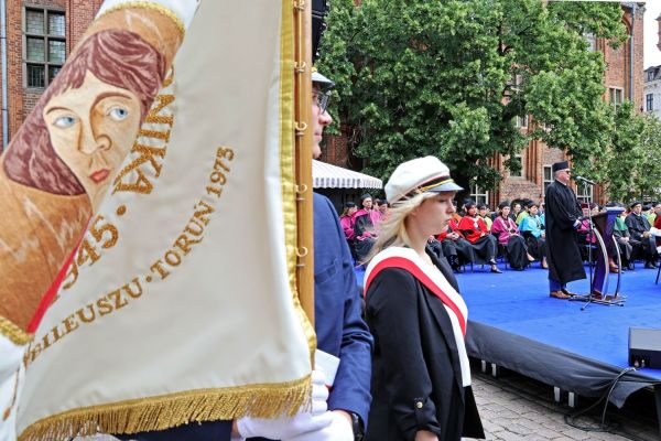 Uroczysty Senat UMK na Rynku Staromiejskim (24.06.25) [fot. Andrzej Romański] Kliknij, aby powiększyć zdjęcie