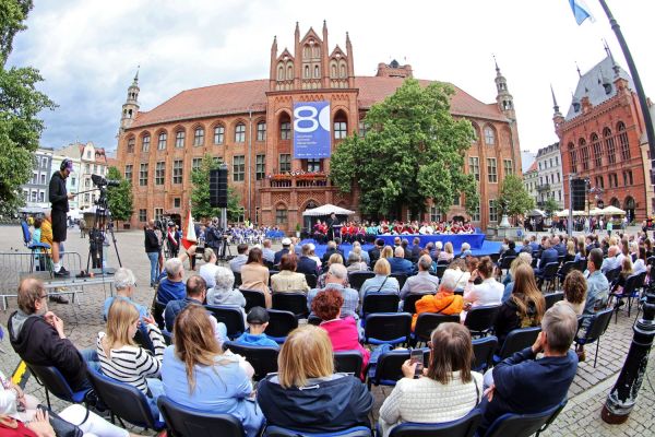 Uroczysty Senat UMK na Rynku Staromiejskim (24.06.25) [fot. Andrzej Romański] Kliknij, aby powiększyć zdjęcie