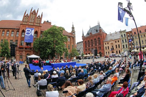 Uroczysty Senat UMK na Rynku Staromiejskim (24.06.25) [fot. Andrzej Romański] Kliknij, aby powiększyć zdjęcie