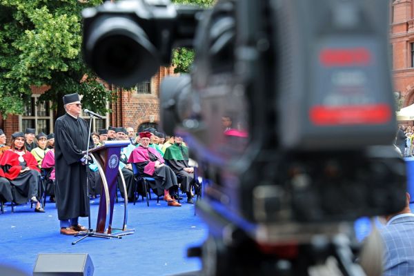Uroczysty Senat UMK na Rynku Staromiejskim (24.06.25) [fot. Andrzej Romański] Kliknij, aby powiększyć zdjęcie
