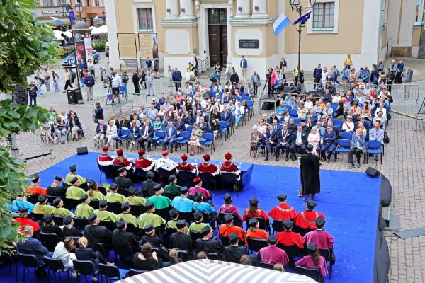 Uroczysty Senat UMK na Rynku Staromiejskim (24.06.25) [fot. Andrzej Romański] Kliknij, aby powiększyć zdjęcie