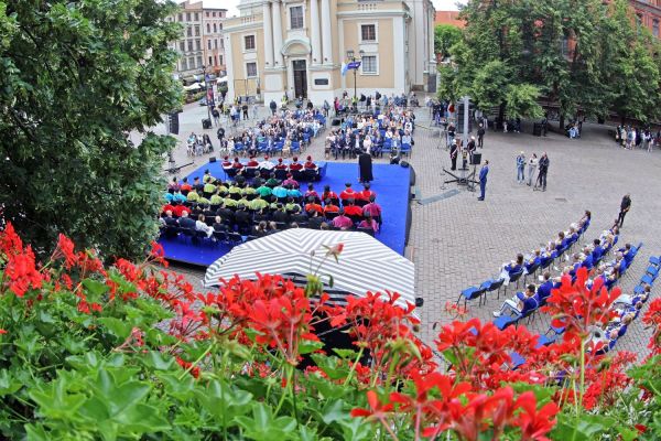 Uroczysty Senat UMK na Rynku Staromiejskim (24.06.25) [fot. Andrzej Romański] Kliknij, aby powiększyć zdjęcie