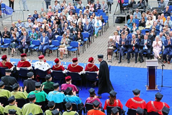 Uroczysty Senat UMK na Rynku Staromiejskim (24.06.25) [fot. Andrzej Romański] Kliknij, aby powiększyć zdjęcie