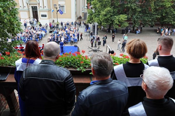 Uroczysty Senat UMK na Rynku Staromiejskim (24.06.25) [fot. Andrzej Romański] Kliknij, aby powiększyć zdjęcie