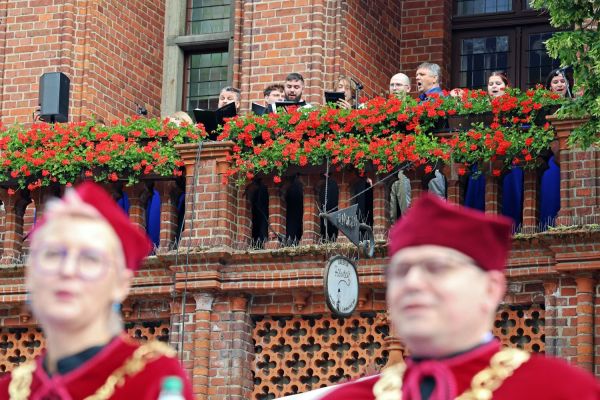 Uroczysty Senat UMK na Rynku Staromiejskim (24.06.25) [fot. Andrzej Romański] Kliknij, aby powiększyć zdjęcie