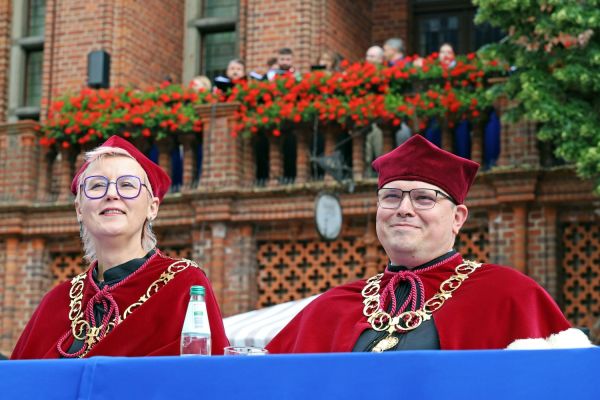 Uroczysty Senat UMK na Rynku Staromiejskim (24.06.25) [fot. Andrzej Romański] Kliknij, aby powiększyć zdjęcie
