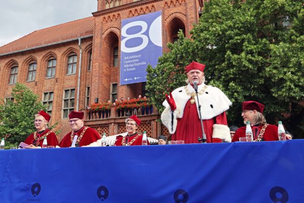 Uroczysty Senat UMK na Rynku Staromiejskim (24.06.25) [fot. Andrzej Romański] Kliknij, aby powiększyć zdjęcie