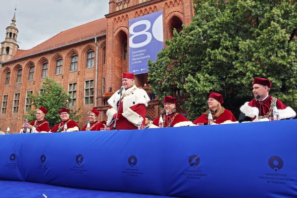 Uroczysty Senat UMK na Rynku Staromiejskim (24.06.25) [fot. Andrzej Romański] Kliknij, aby powiększyć zdjęcie