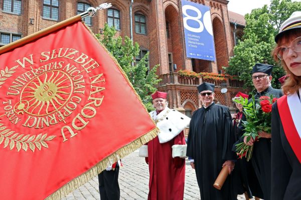 Uroczysty Senat UMK na Rynku Staromiejskim (24.06.25) [fot. Andrzej Romański] Kliknij, aby powiększyć zdjęcie