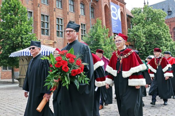 Uroczysty Senat UMK na Rynku Staromiejskim (24.06.25) [fot. Andrzej Romański] Kliknij, aby powiększyć zdjęcie