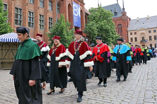 Uroczysty Senat UMK na Rynku Staromiejskim (24.06.25) [fot. Andrzej Romański] Kliknij, aby powiększyć zdjęcie