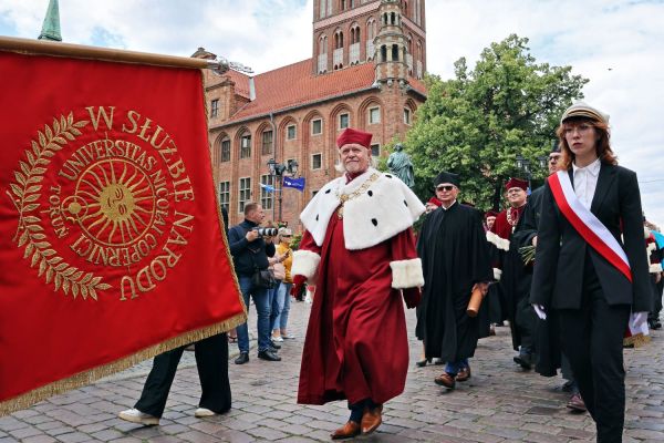 Uroczysty Senat UMK na Rynku Staromiejskim (24.06.25) [fot. Andrzej Romański] Kliknij, aby powiększyć zdjęcie