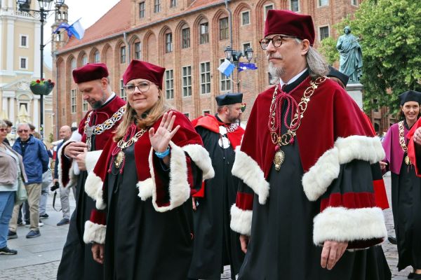 Uroczysty Senat UMK na Rynku Staromiejskim (24.06.25) [fot. Andrzej Romański] Kliknij, aby powiększyć zdjęcie