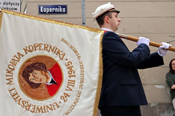 Uroczysty Senat UMK na Rynku Staromiejskim (24.06.25) [fot. Andrzej Romański] Kliknij, aby powiększyć zdjęcie