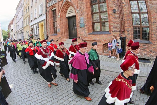 Uroczysty Senat UMK na Rynku Staromiejskim (24.06.25) [fot. Andrzej Romański] Kliknij, aby powiększyć zdjęcie
