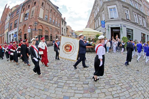 Uroczysty Senat UMK na Rynku Staromiejskim (24.06.25) [fot. Andrzej Romański] Kliknij, aby powiększyć zdjęcie