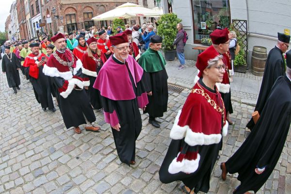 Uroczysty Senat UMK na Rynku Staromiejskim (24.06.25) [fot. Andrzej Romański] Kliknij, aby powiększyć zdjęcie