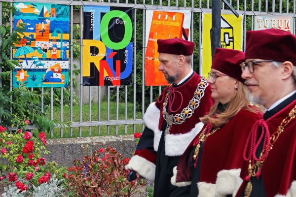 Uroczysty Senat UMK na Rynku Staromiejskim (24.06.25) [fot. Andrzej Romański] Kliknij, aby powiększyć zdjęcie