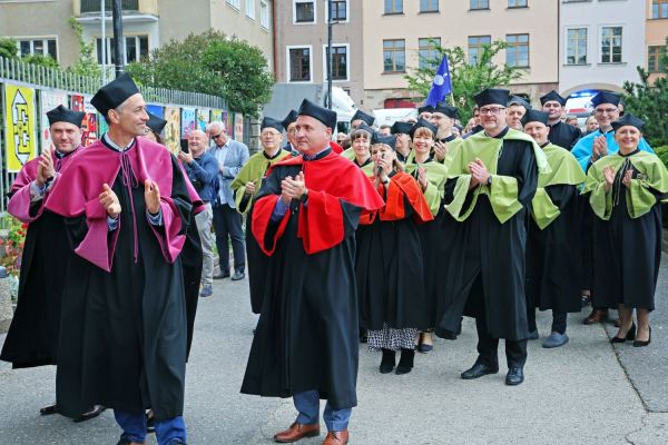Uroczysty Senat UMK na Rynku Staromiejskim (24.06.25) [fot. Andrzej Romański] Kliknij, aby powiększyć zdjęcie
