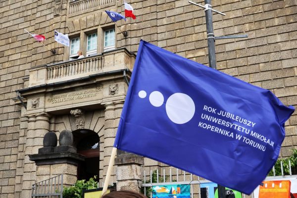 Uroczysty Senat UMK na Rynku Staromiejskim (24.06.25) [fot. Andrzej Romański] Kliknij, aby powiększyć zdjęcie