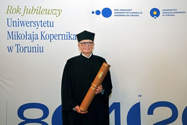 Uroczysty Senat UMK na Rynku Staromiejskim (24.06.25) [fot. Andrzej Romański] Kliknij, aby powiększyć zdjęcie
