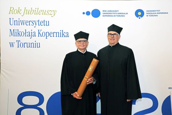 Uroczysty Senat UMK na Rynku Staromiejskim (24.06.25) [fot. Andrzej Romański] Kliknij, aby powiększyć zdjęcie