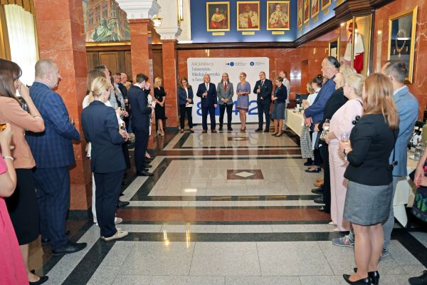 Uroczysty Senat UMK na Rynku Staromiejskim (24.06.25) [fot. Andrzej Romański] Kliknij, aby powiększyć zdjęcie