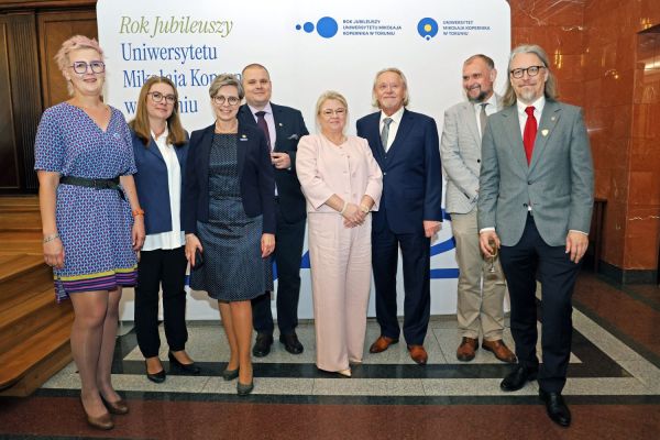 Uroczysty Senat UMK na Rynku Staromiejskim (24.06.25) [fot. Andrzej Romański] Kliknij, aby powiększyć zdjęcie