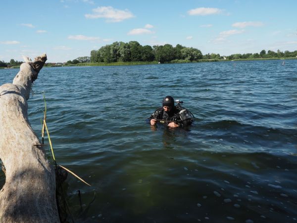 Podwodne badania archeologiczne w okolicach Ostrowa Lednickiego [fot. Marcin Trzciński] Kliknij, aby powiększyć zdjęcie