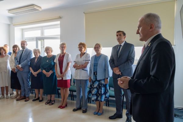 Odsłonięcie tablicy upamiętniającej prof. Annę Balcar-Boroń [fot. Mariusz Kowalikowski] Kliknij, aby powiększyć zdjęcie