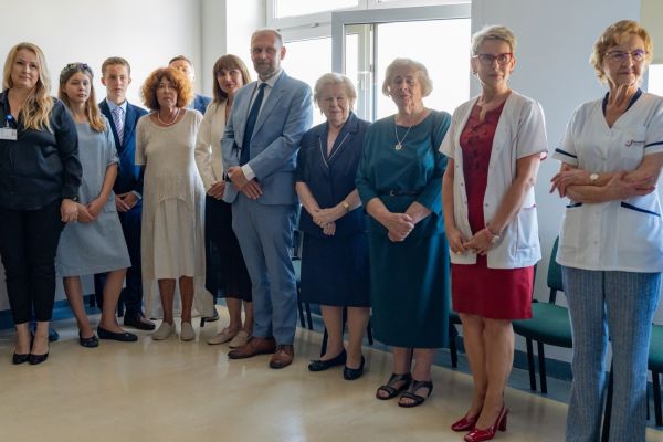 Odsłonięcie tablicy upamiętniającej prof. Annę Balcar-Boroń [fot. Mariusz Kowalikowski] Kliknij, aby powiększyć zdjęcie