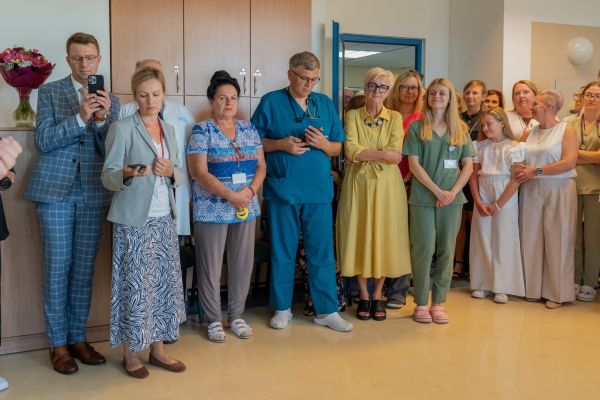 Odsłonięcie tablicy upamiętniającej prof. Annę Balcar-Boroń [fot. Mariusz Kowalikowski] Kliknij, aby powiększyć zdjęcie