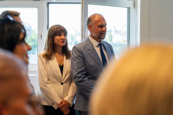 Odsłonięcie tablicy upamiętniającej prof. Annę Balcar-Boroń [fot. Mariusz Kowalikowski] Kliknij, aby powiększyć zdjęcie