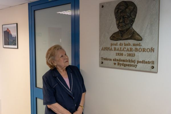 Odsłonięcie tablicy upamiętniającej prof. Annę Balcar-Boroń [fot. Mariusz Kowalikowski] Kliknij, aby powiększyć zdjęcie