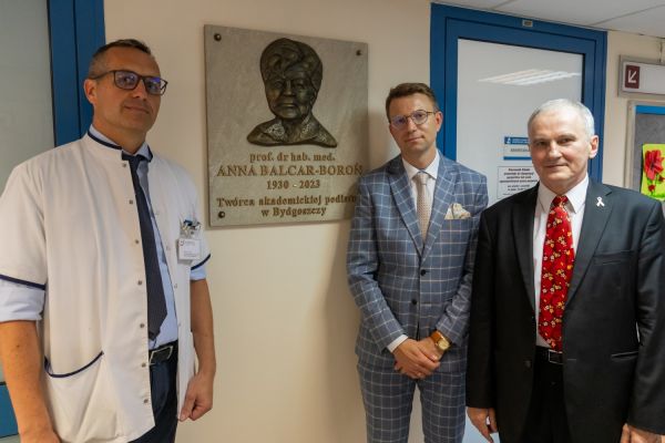 Odsłonięcie tablicy upamiętniającej prof. Annę Balcar-Boroń [fot. Mariusz Kowalikowski] Kliknij, aby powiększyć zdjęcie