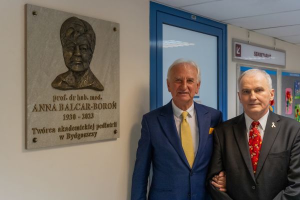 Odsłonięcie tablicy upamiętniającej prof. Annę Balcar-Boroń [fot. Mariusz Kowalikowski] Kliknij, aby powiększyć zdjęcie