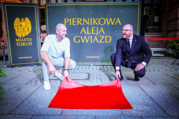 Odsłonięcie Katarzynki Mirosława Ziętarskiego w Piernikowej Alei Gwiazd (4.09.2025) [fot. Andrzej Romański] Kliknij, aby powiększyć zdjęcie