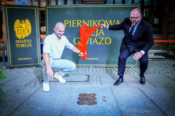 Odsłonięcie Katarzynki Mirosława Ziętarskiego w Piernikowej Alei Gwiazd (4.09.2025) [fot. Andrzej Romański] Kliknij, aby powiększyć zdjęcie