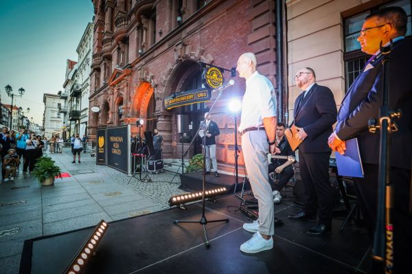 Odsłonięcie Katarzynki Mirosława Ziętarskiego w Piernikowej Alei Gwiazd (4.09.2025) [fot. Andrzej Romański] Kliknij, aby powiększyć zdjęcie
