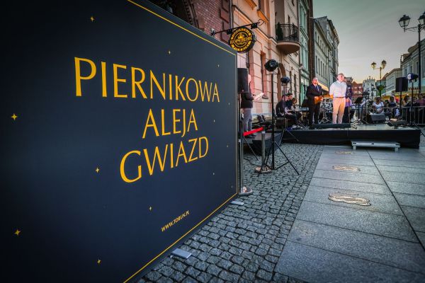 Odsłonięcie Katarzynki Mirosława Ziętarskiego w Piernikowej Alei Gwiazd (4.09.2025) [fot. Andrzej Romański] Kliknij, aby powiększyć zdjęcie