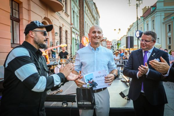 Odsłonięcie Katarzynki Mirosława Ziętarskiego w Piernikowej Alei Gwiazd (4.09.2025) [fot. Andrzej Romański] Kliknij, aby powiększyć zdjęcie