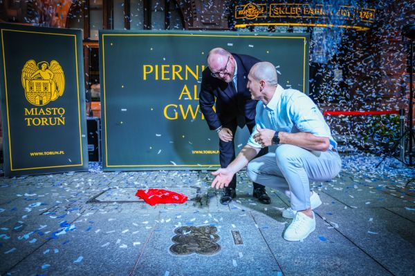 Odsłonięcie Katarzynki Mirosława Ziętarskiego w Piernikowej Alei Gwiazd (4.09.2025) [fot. Andrzej Romański] Kliknij, aby powiększyć zdjęcie