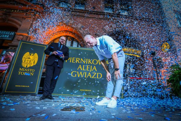 Odsłonięcie Katarzynki Mirosława Ziętarskiego w Piernikowej Alei Gwiazd (4.09.2025) [fot. Andrzej Romański] Kliknij, aby powiększyć zdjęcie