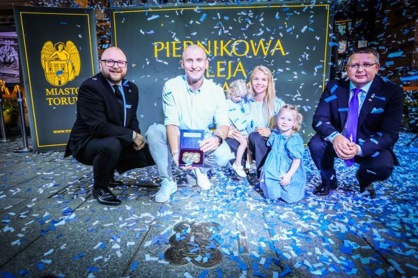 Odsłonięcie Katarzynki Mirosława Ziętarskiego w Piernikowej Alei Gwiazd (4.09.2025) [fot. Andrzej Romański] Kliknij, aby powiększyć zdjęcie