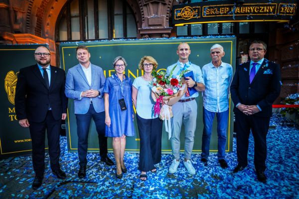 Odsłonięcie Katarzynki Mirosława Ziętarskiego w Piernikowej Alei Gwiazd (4.09.2025) [fot. Andrzej Romański] Kliknij, aby powiększyć zdjęcie