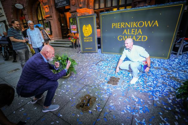 Odsłonięcie Katarzynki Mirosława Ziętarskiego w Piernikowej Alei Gwiazd (4.09.2025) [fot. Andrzej Romański] Kliknij, aby powiększyć zdjęcie